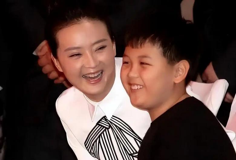 王艳19岁儿子越来越优秀了