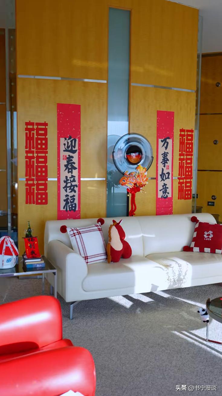 王艳儿子帅到认不出!19岁球球和妈妈一起布置豪宅 高又帅比例绝佳