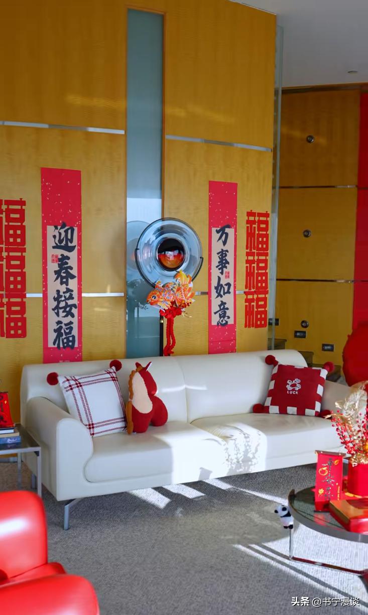 王艳儿子帅到认不出!19岁球球和妈妈一起布置豪宅 高又帅比例绝佳