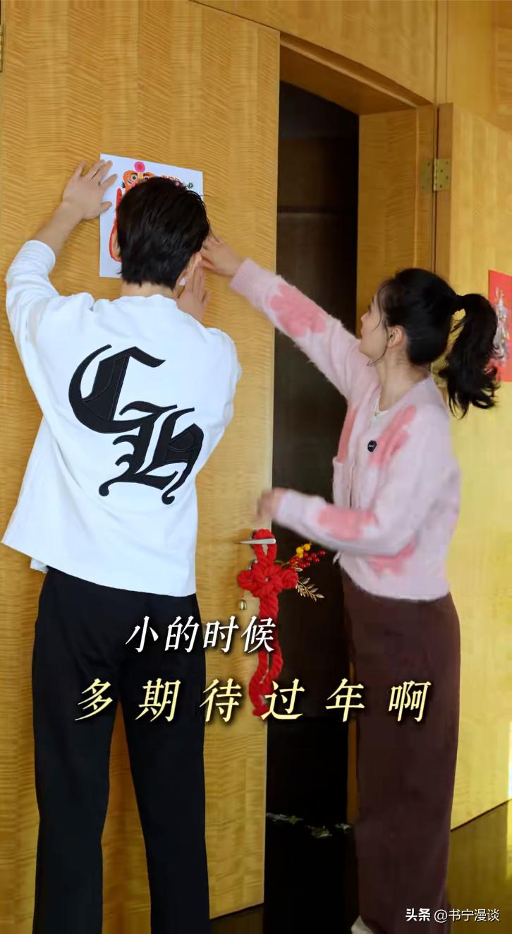 王艳儿子帅到认不出!19岁球球和妈妈一起布置豪宅 高又帅比例绝佳