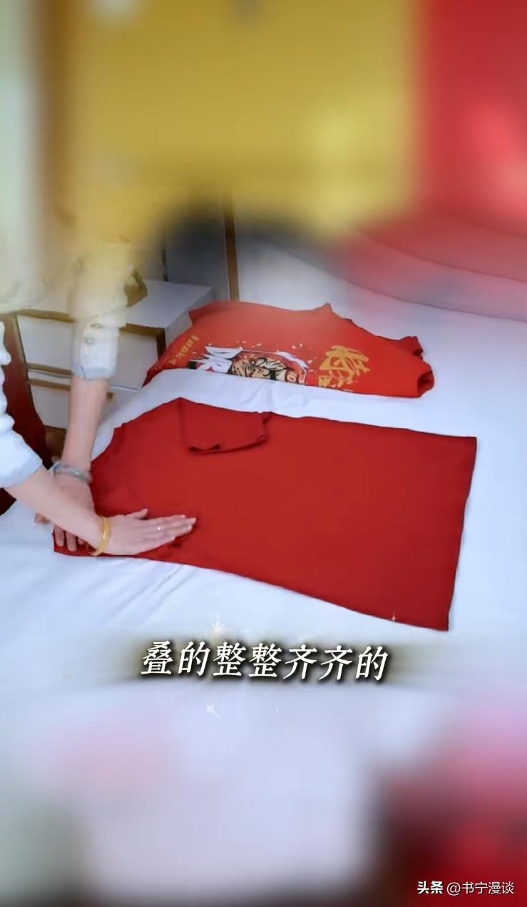 王艳儿子帅到认不出!19岁球球和妈妈一起布置豪宅 高又帅比例绝佳