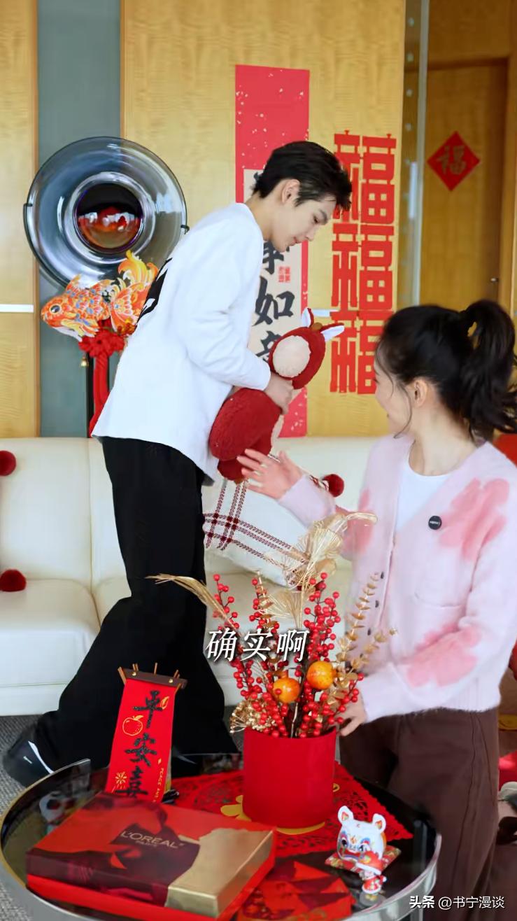 王艳儿子帅到认不出!19岁球球和妈妈一起布置豪宅 高又帅比例绝佳