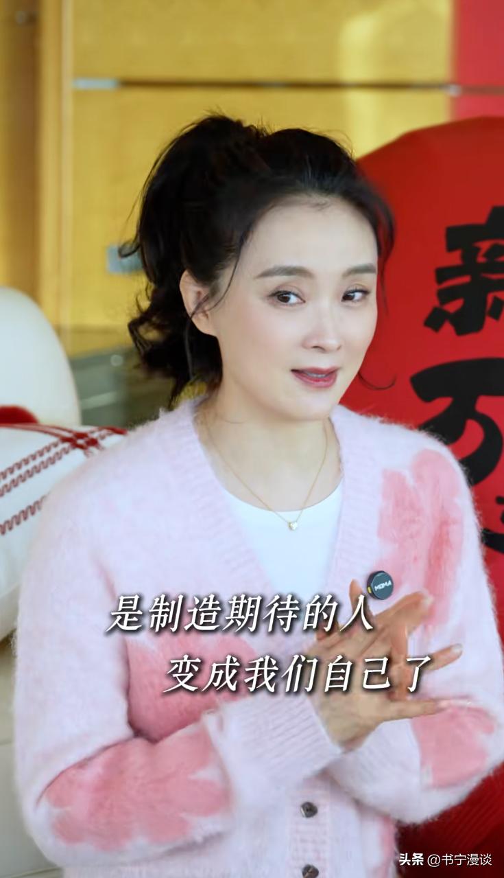 王艳儿子帅到认不出!19岁球球和妈妈一起布置豪宅 高又帅比例绝佳