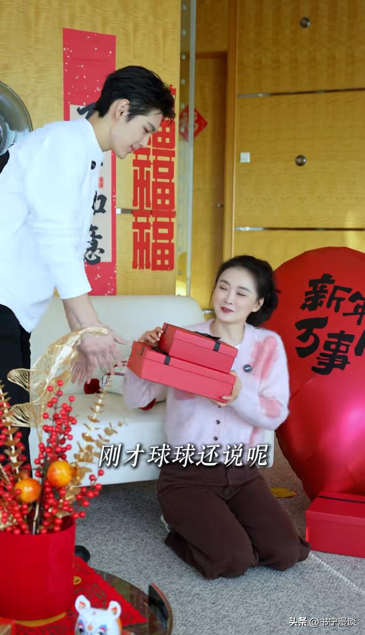 王艳儿子帅到认不出!19岁球球和妈妈一起布置豪宅 高又帅比例绝佳