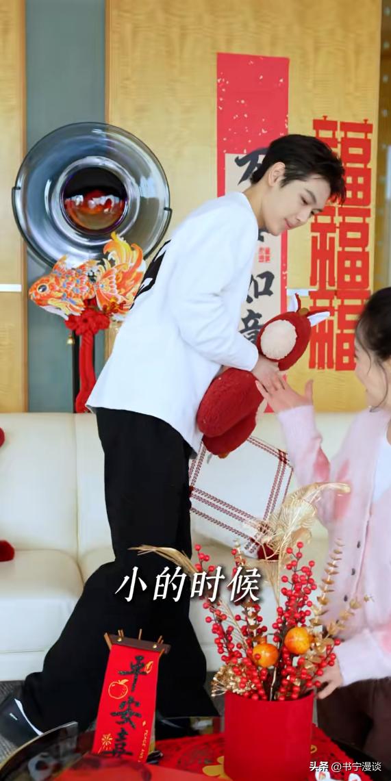 王艳儿子帅到认不出!19岁球球和妈妈一起布置豪宅 高又帅比例绝佳