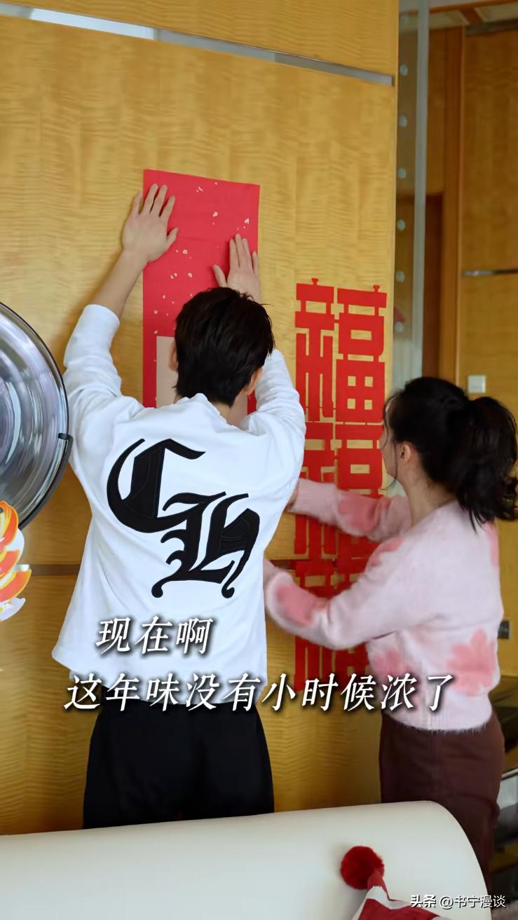 王艳儿子帅到认不出!19岁球球和妈妈一起布置豪宅 高又帅比例绝佳