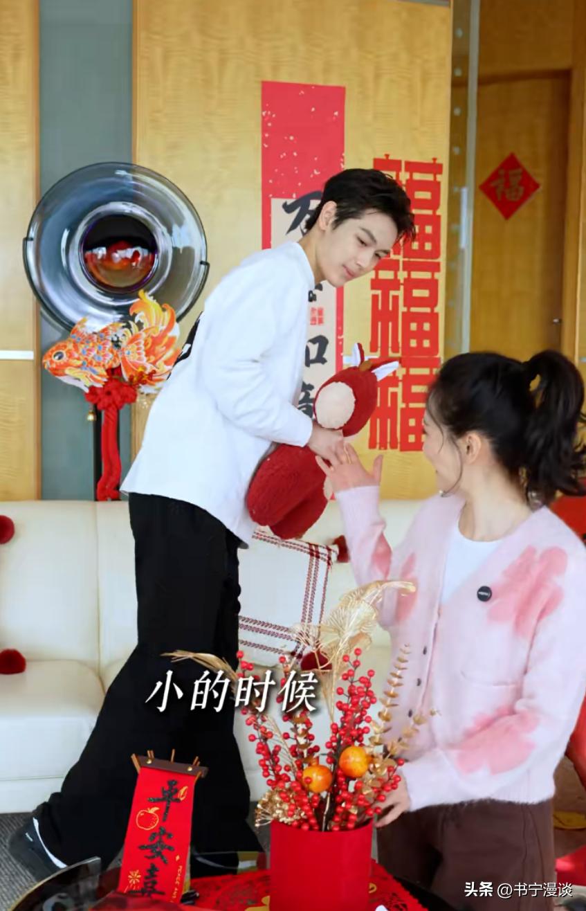 王艳儿子帅到认不出!19岁球球和妈妈一起布置豪宅 高又帅比例绝佳