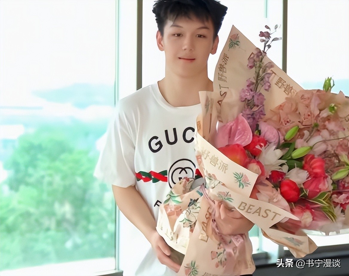 王艳儿子帅到认不出!19岁球球和妈妈一起布置豪宅 高又帅比例绝佳