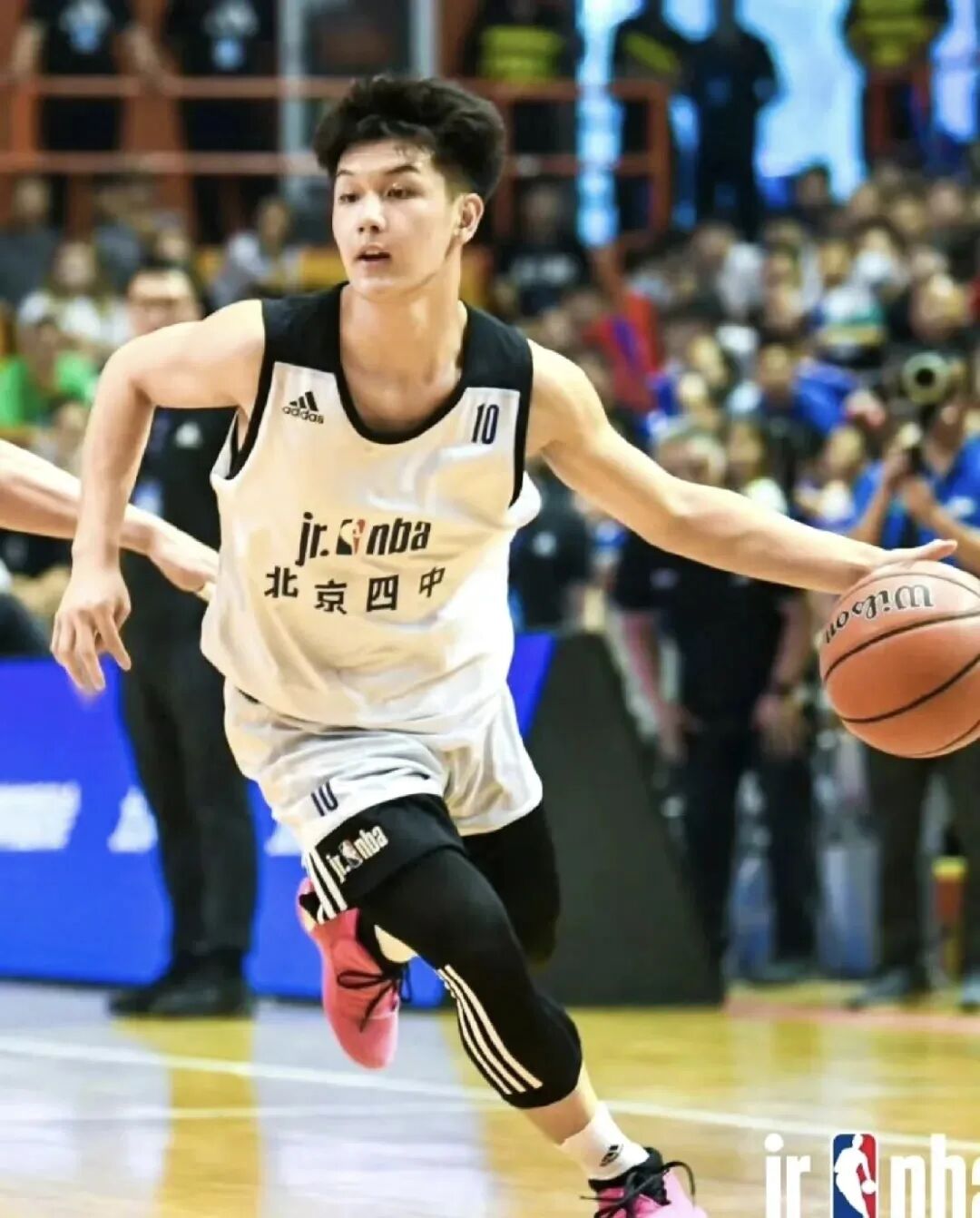 还记得王艳儿子“球球”王泓钦吗？颜值逆袭了？