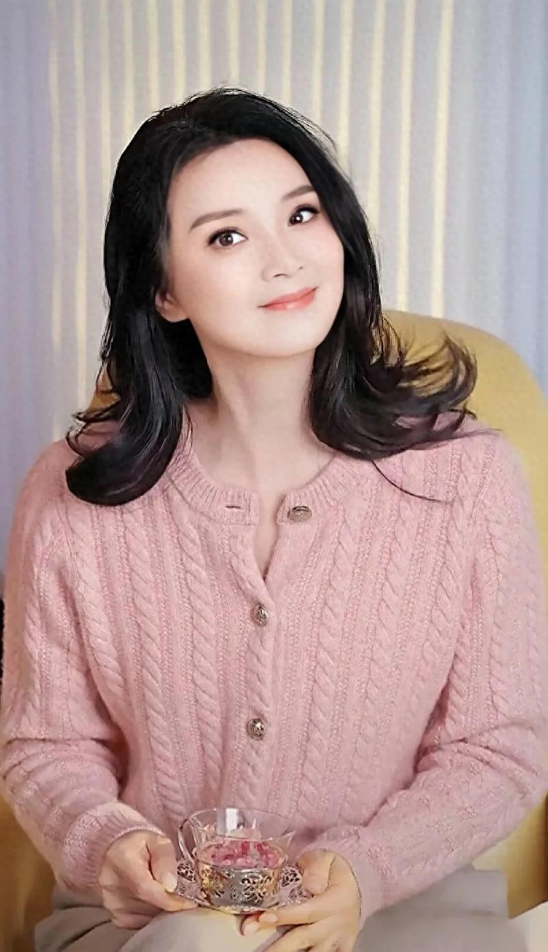 王艳儿子罕露面!19岁球球高颜值随妈,去北大后衣品提升变帅很多