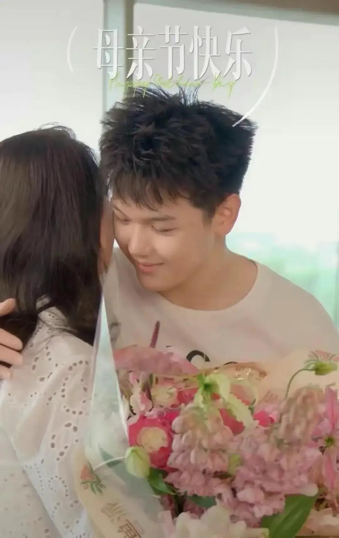 王艳儿子罕露面!19岁球球高颜值随妈,去北大后衣品提升变帅很多