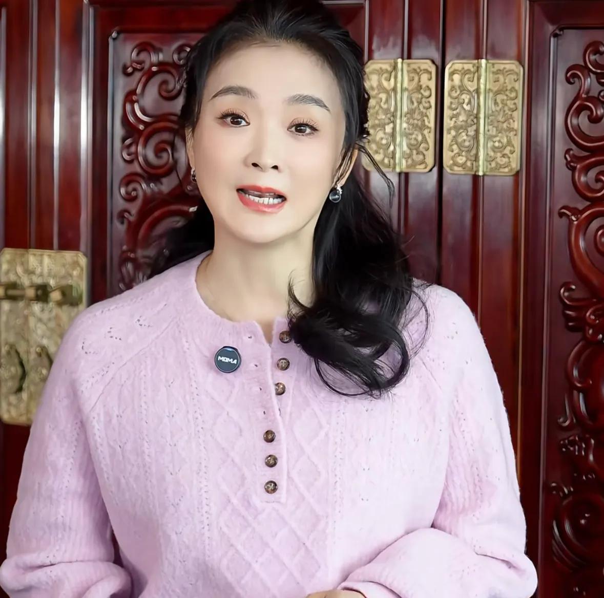 王艳儿子罕露面!19岁球球高颜值随妈,去北大后衣品提升变帅很多