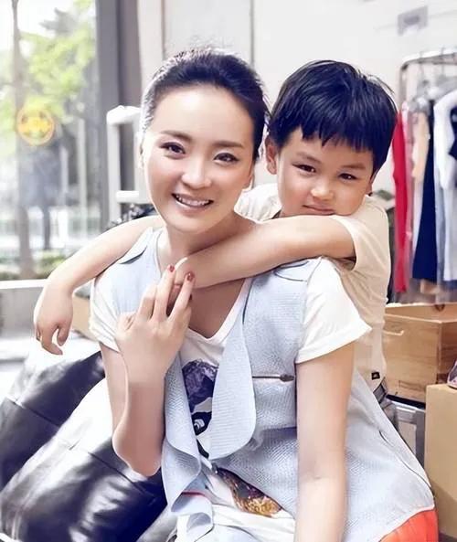 王艳儿子罕露面!19岁球球高颜值随妈,去北大后衣品提升变帅很多