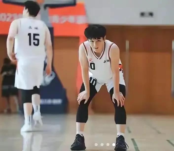 王艳儿子罕露面!19岁球球高颜值随妈,去北大后衣品提升变帅很多