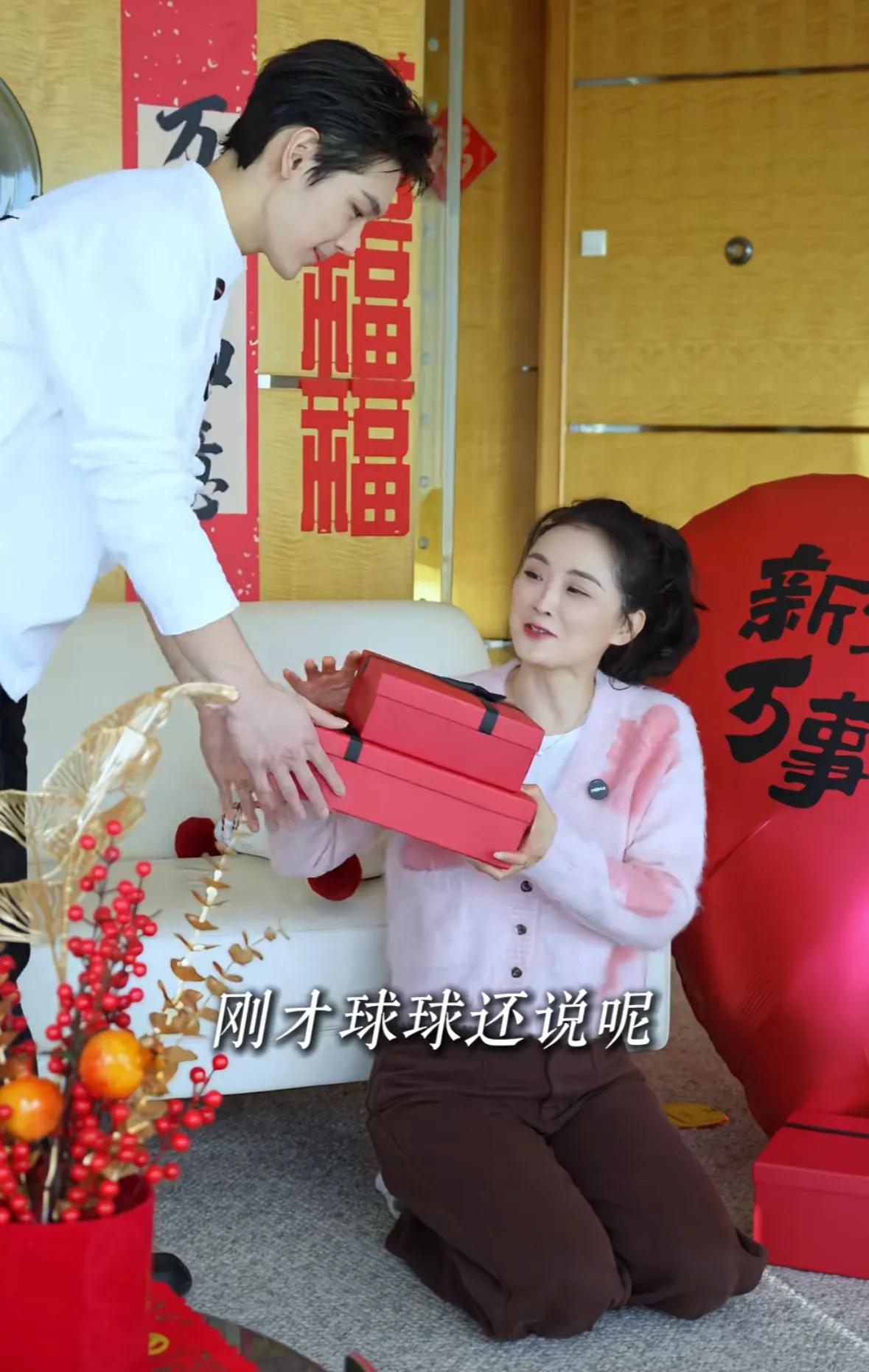 王艳儿子罕露面!19岁球球高颜值随妈,去北大后衣品提升变帅很多