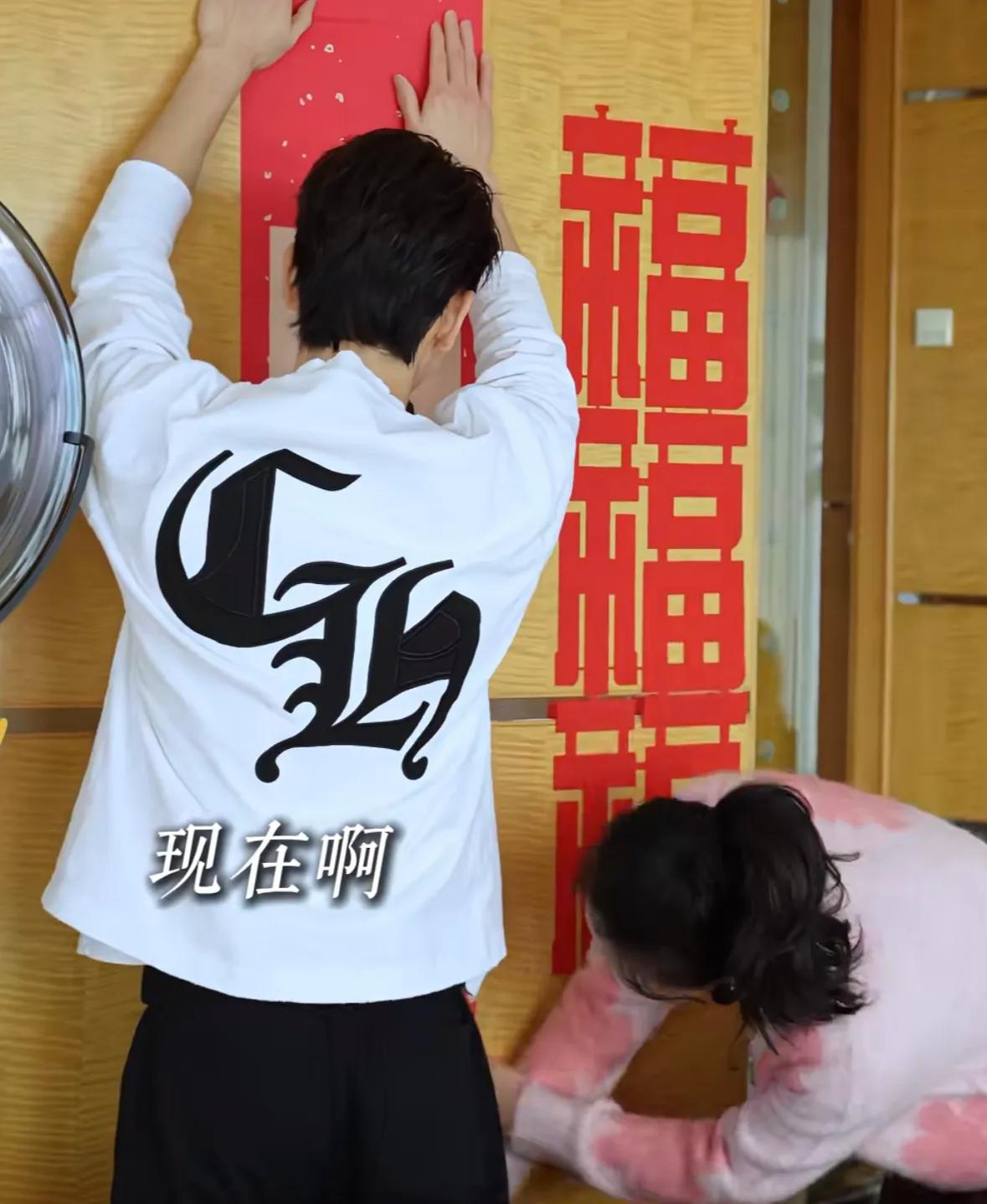 王艳儿子罕露面!19岁球球高颜值随妈,去北大后衣品提升变帅很多