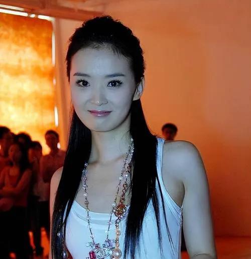 王艳儿子罕露面!19岁球球高颜值随妈,去北大后衣品提升变帅很多