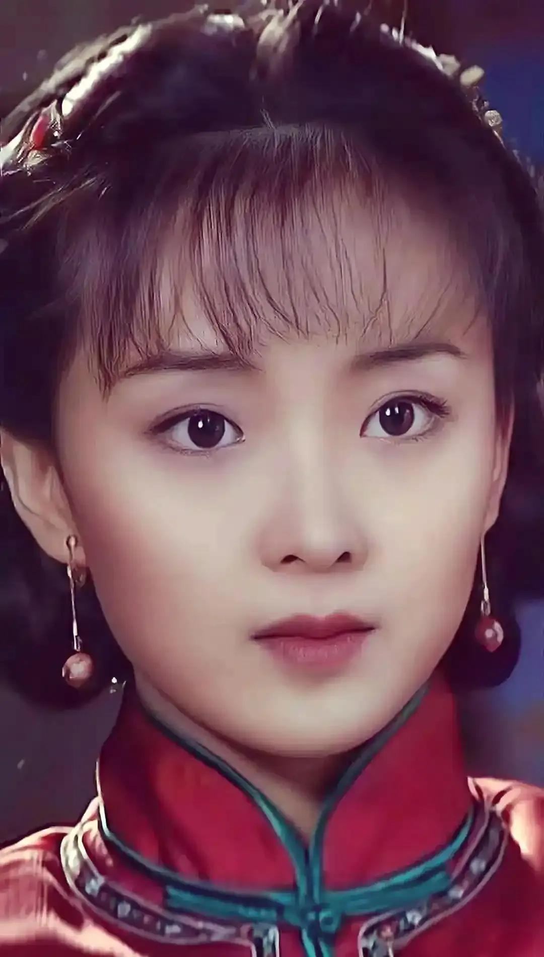 王艳儿子罕露面!19岁球球高颜值随妈,去北大后衣品提升变帅很多