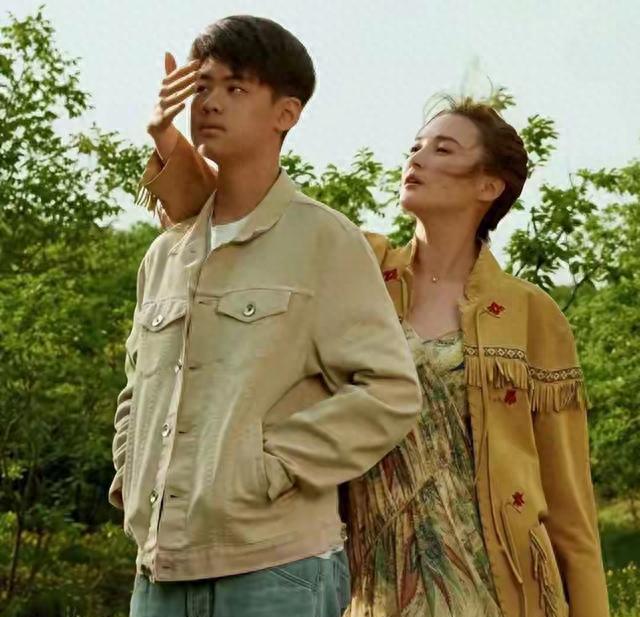 王艳的儿子太帅了!19岁身高超1米8,宽肩窄臀,妥妥霸总少年期