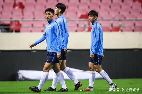 他俩当年在申花两翼齐飞,如今全都面临没球踢,一个年龄32一个31