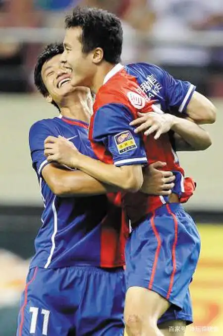 他俩当年在申花两翼齐飞,如今全都面临没球踢,一个年龄32一个31