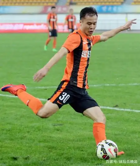 他俩当年在申花两翼齐飞,如今全都面临没球踢,一个年龄32一个31