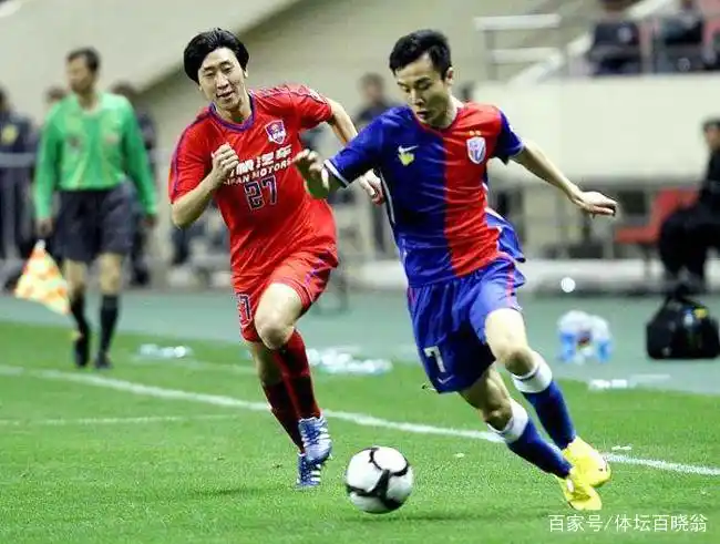 他俩当年在申花两翼齐飞,如今全都面临没球踢,一个年龄32一个31