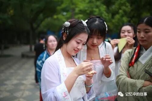 【今日七夕】七月七日七夕情,祝福送给天下人,年年岁岁手相牵,朝朝暮暮共白头!