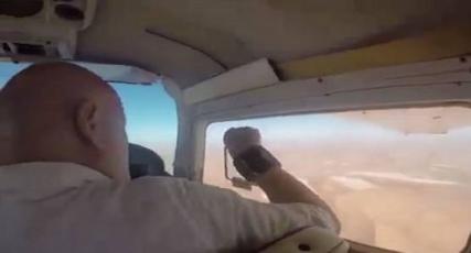 为什么飞机不能开窗户，直升机可以？