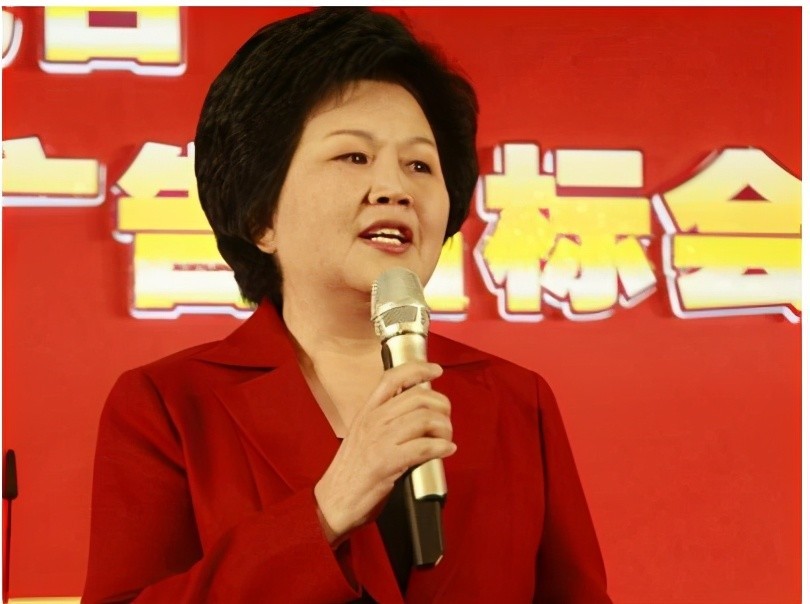 与丈夫相守48年，搭档罗京去世后自请离职，邢质斌如今怎样了？