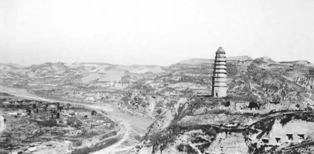 他是原副总理,1975年被永远开除党籍,1979年当选为副主席