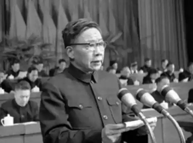他是原副总理,1975年被永远开除党籍,1979年当选为副主席
