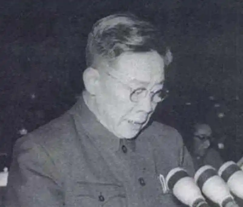 他曾任副总理，1975年被开除党籍妻子写匿名信进行诬陷