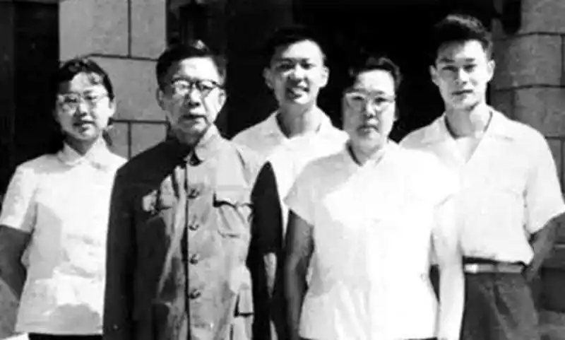 他曾任副总理，1975年被开除党籍妻子写匿名信进行诬陷