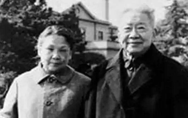 他曾任副总理，1975年被开除党籍妻子写匿名信进行诬陷