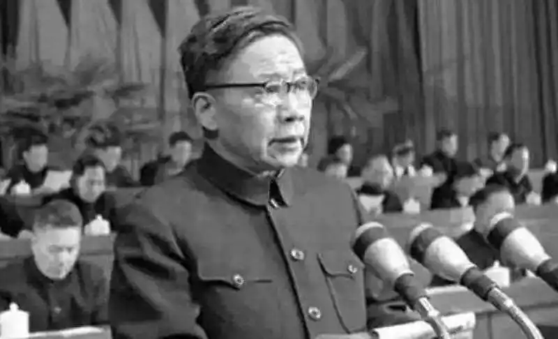 他曾任副总理，1975年被开除党籍妻子写匿名信进行诬陷