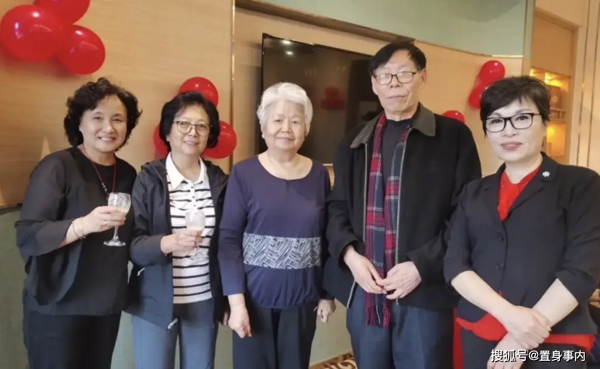 邢质斌近照曝光：76岁满头白发，与丈夫相濡以沫安享晚年