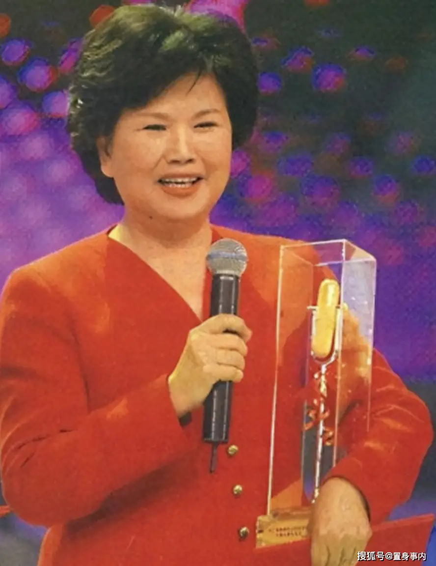 邢质斌近照曝光：76岁满头白发，与丈夫相濡以沫安享晚年