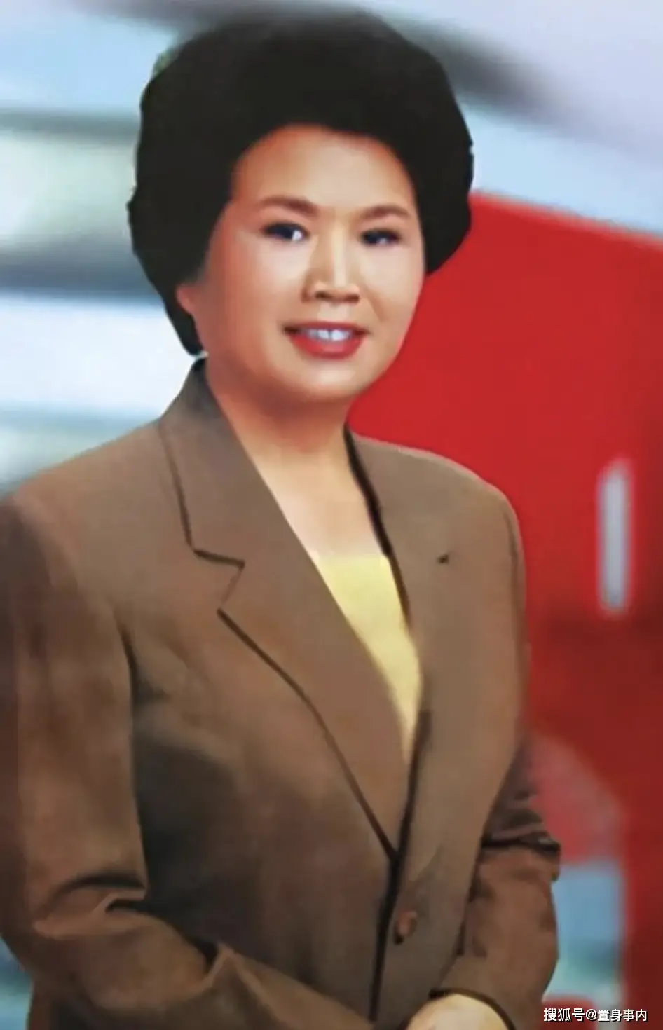 邢质斌近照曝光：76岁满头白发，与丈夫相濡以沫安享晚年