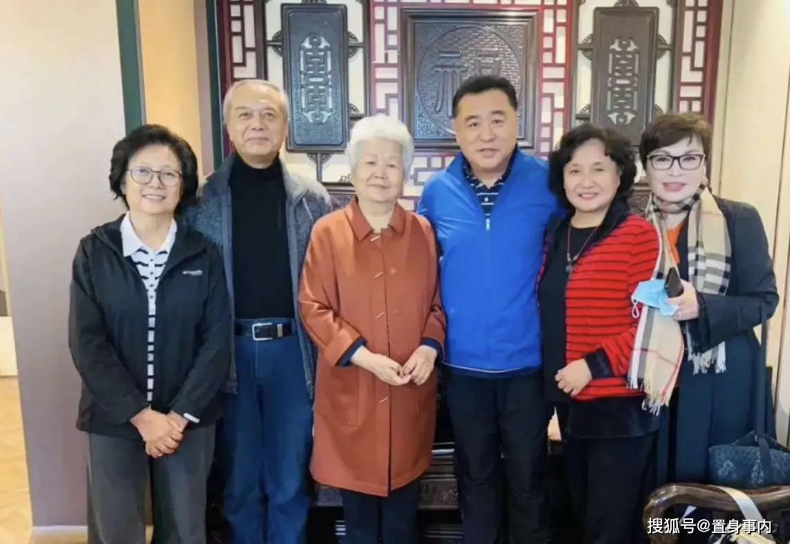 邢质斌近照曝光：76岁满头白发，与丈夫相濡以沫安享晚年