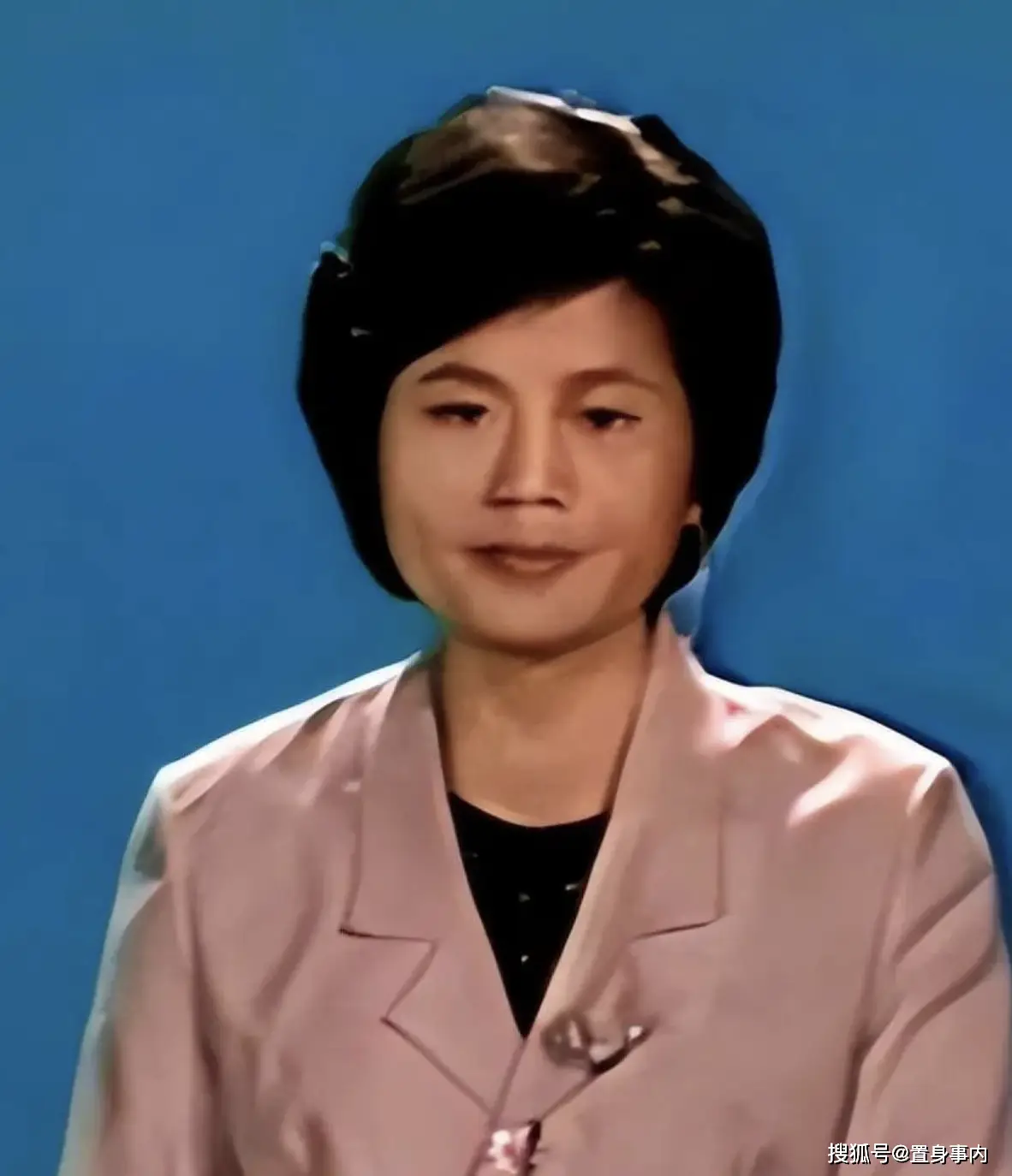 邢质斌近照曝光：76岁满头白发，与丈夫相濡以沫安享晚年