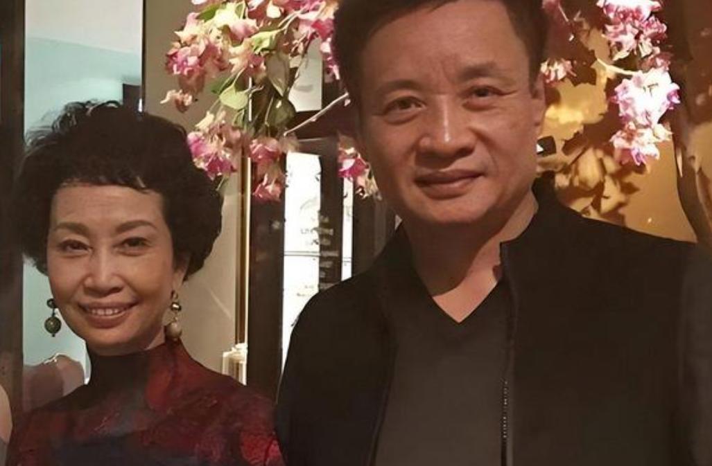 为艺术献身55年，陪妻子抗癌36年，67岁还在唱的阎维文是真男人