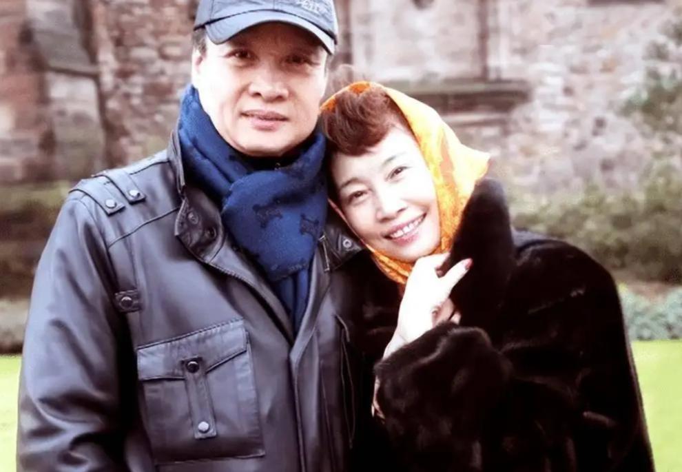 为艺术献身55年，陪妻子抗癌36年，67岁还在唱的阎维文是真男人