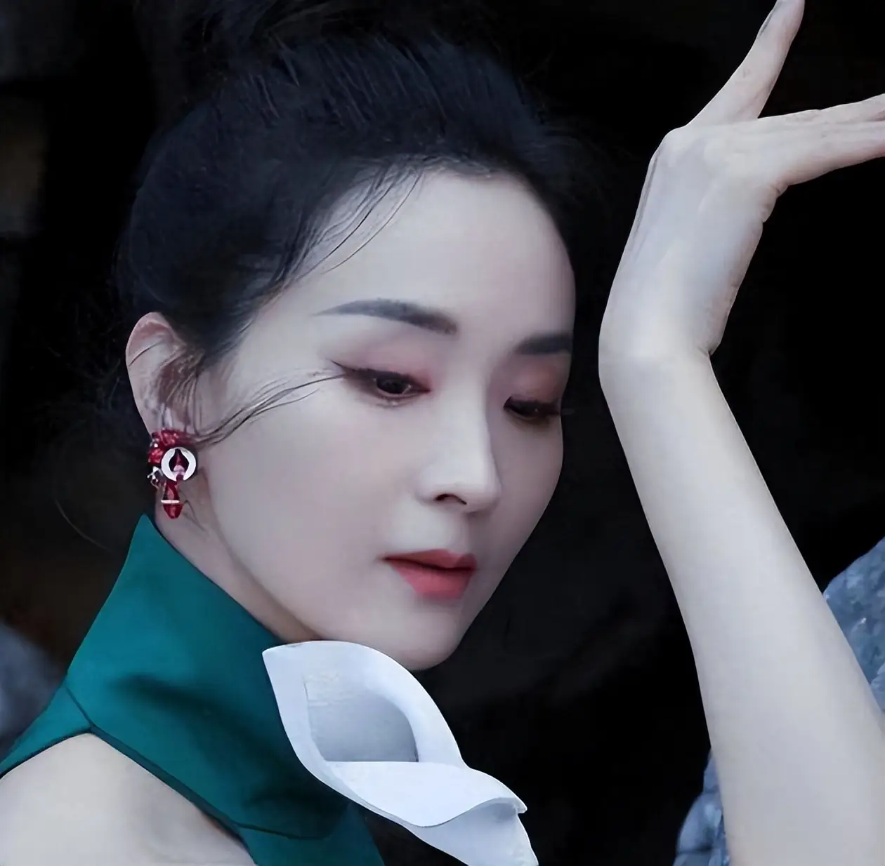 结婚二十五年，51岁的王艳终于熬出头，她的现状超出了网友的预估