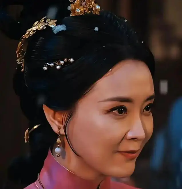 结婚二十五年，51岁的王艳终于熬出头，她的现状超出了网友的预估