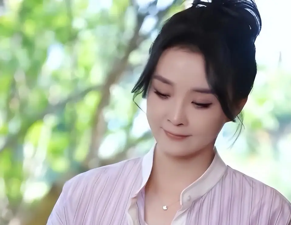 结婚二十五年，51岁的王艳终于熬出头，她的现状超出了网友的预估