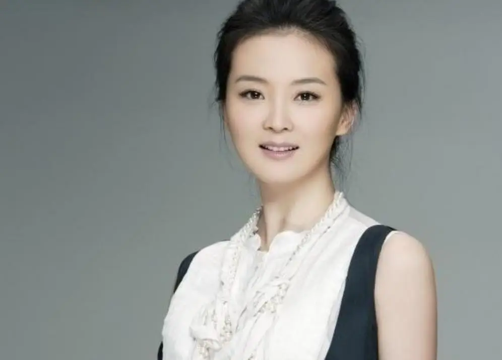 结婚二十五年，51岁的王艳终于熬出头，她的现状超出了网友的预估