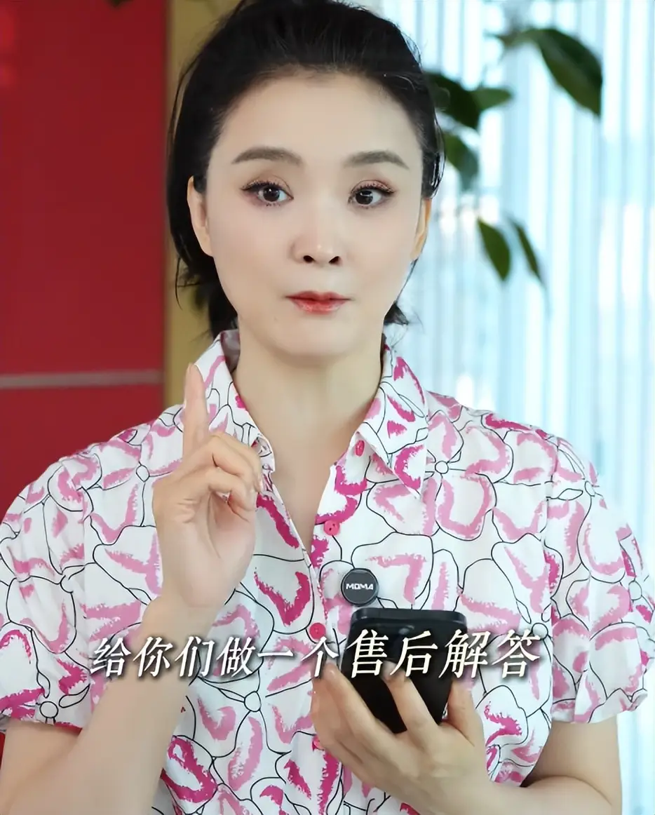 结婚二十五年，51岁的王艳终于熬出头，她的现状超出了网友的预估