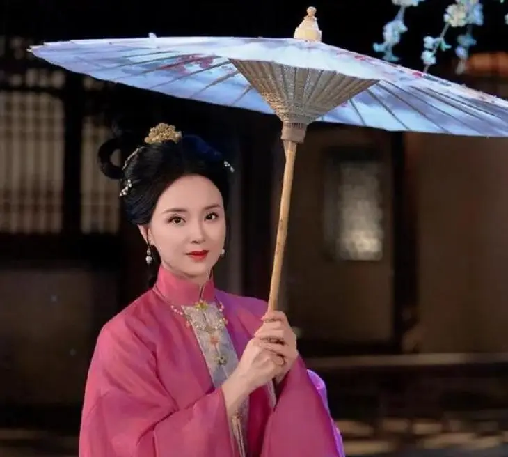 结婚二十五年，51岁的王艳终于熬出头，她的现状超出了网友的预估