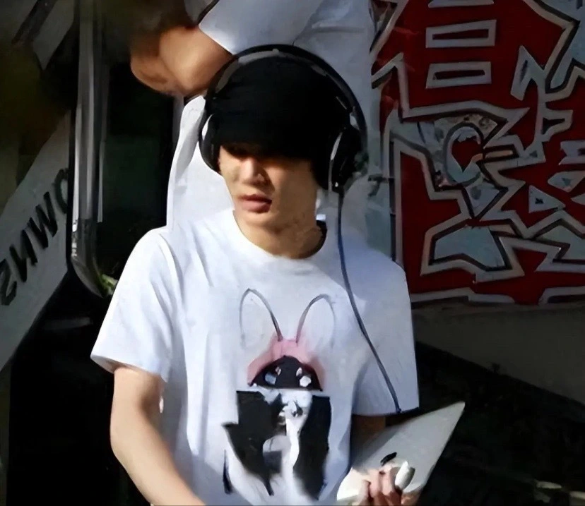 王艳晒家庭照，扎马尾看着比小8岁继子年轻，球球比王烁帅很多